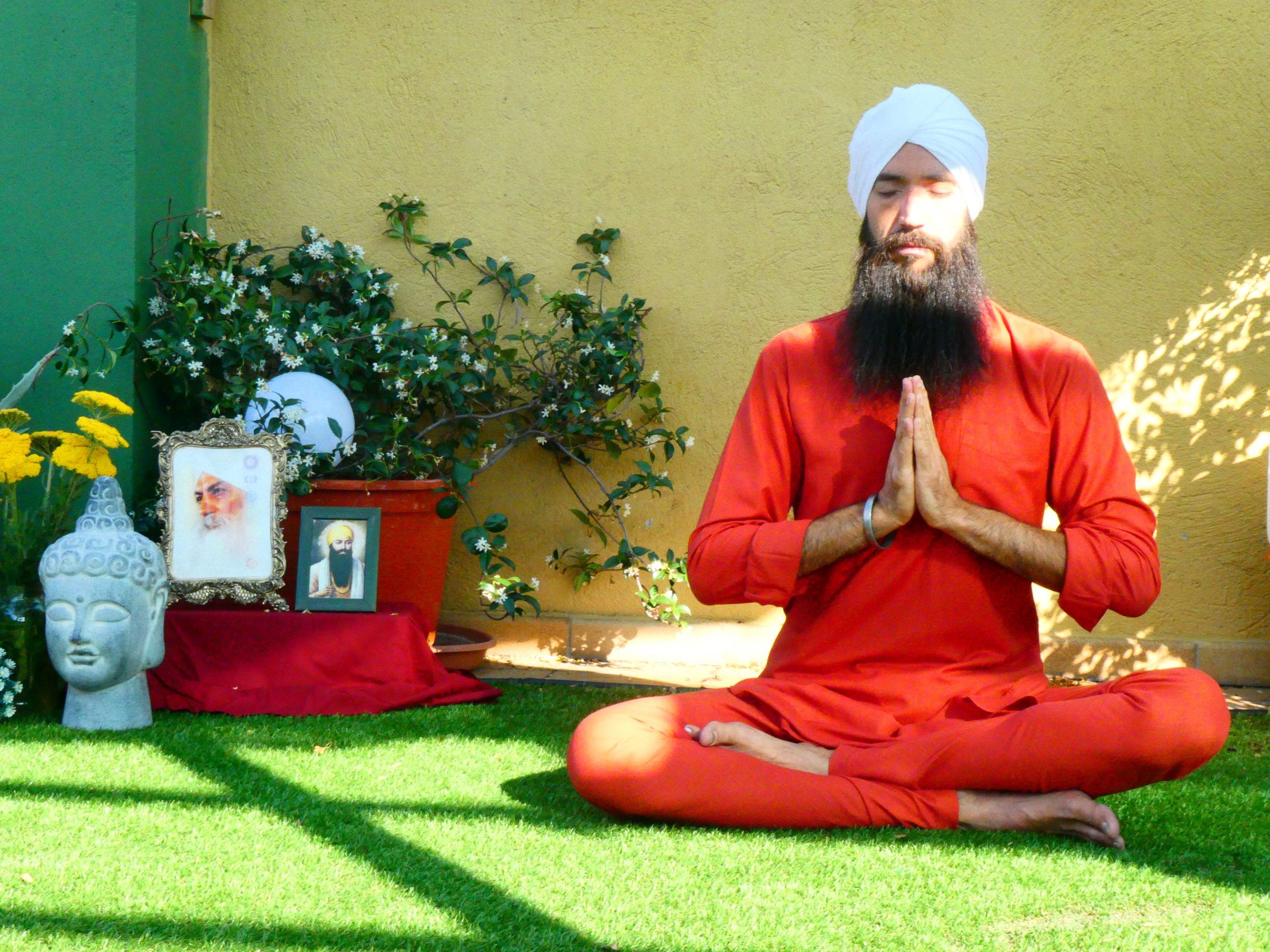 Ram Jap dando una clase de Kundalini Yoga