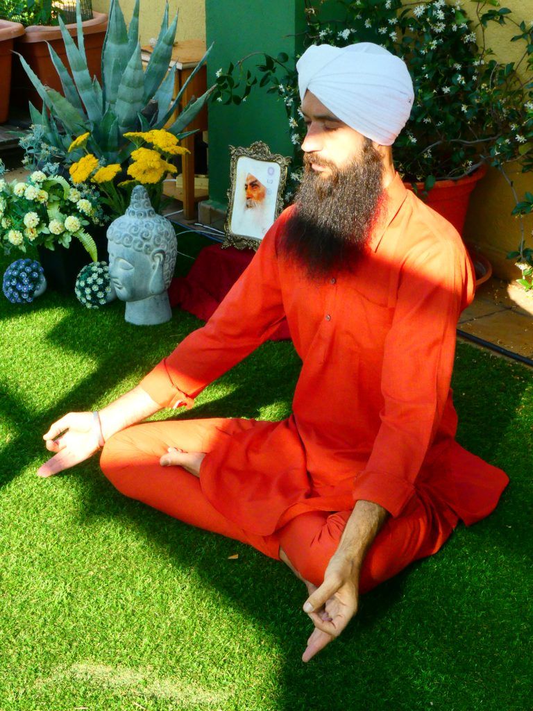 Postura Yogui Bhajan