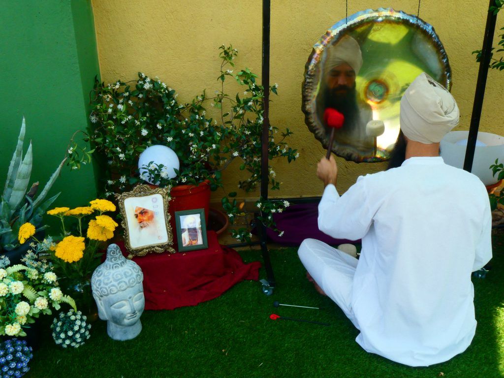 Tocando el gong